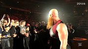 WWE-18年-WWE世界巡演花絮：蛮力兄弟赛后退场同现场粉丝对视