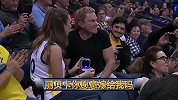 勇士球迷比赛现场求婚 穿库里球衣的女球迷相当漂亮啊