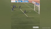 尴尬！后卫大力解围踢空不幸自摆乌龙