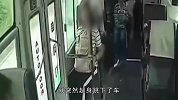 公交车行驶中，黄衣女子“纵身一跳”，瞬间到达生命“终点”