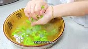 苦瓜怎样炒不苦又好吃，切记别直接下锅，多加一步颜色翠绿不发黄
