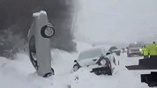 车在囧途 数辆汽车高速路上变雪人