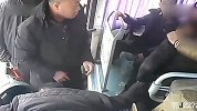 男子发觉坐错车伸手抢方向盘 多位壮汉乘客一拥而上将其按倒
