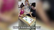 90后爸爸为让女儿远离手机，手搓数百件玩具造游乐场：变形金刚、屋顶火车……