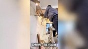男子帮亲戚装修拆吊顶，百元大钞从天而降，“备用金藏吊顶结果自己都忘了”