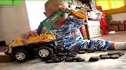 [搞笑]一岁半小孩开挖掘机