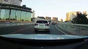 【北京】男子开车插队逆行变道撞上警车 网友：这是道送分题