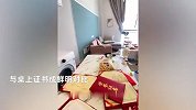 2女大学生退房留一地垃圾，挂丝袜当垃圾袋中介崩溃：一沓荣誉证书太刺眼