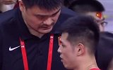 【PP体育在现场】赢球靠方超巨？暂停期间姚明对方硕面授机宜