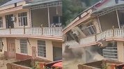 湖北宜昌连日大暴雨村子被淹没 两层楼房瞬间被洪水冲塌
