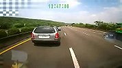 小轿车变道不慎摆到大货车前 悲催拖遭拖车