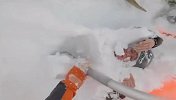 惊险！女子滑雪遭遇雪崩被埋 目击者用铲子挖出两人