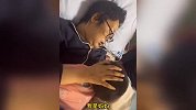 妈妈临终前还在安慰儿子，将其搂进怀中做最后的告别：给爸爸比个耶
