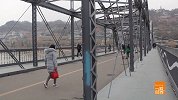 它是古老黄河上的第一座公路桥，由德国人建造，100年后仍在使用