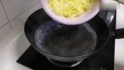 厨师长教你做正宗的酸辣土豆丝，酸脆爽口有秘诀，只需这几个技巧