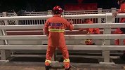 男子遇感情纠纷欲跳桥轻生 消防员“鬼鬼祟祟”“偷袭”一把拽下
