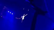揪心！特技女演员空中吊环突然失手 观众过了10秒才察觉不对劲