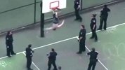 篮球-15年-男子裤子被篮筐夹住 10警察来搭救-新闻