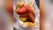 顾客早餐买肉饼咬下去发现全是活蛆：商家把饼扔了，赔了10块钱
