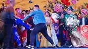 浙江丽水一醉汉与花旦发生冲突 竟冲上戏台将一群演员暴揍