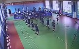 消防员练操时突然出警 领舞老师一回头懵了 网友：心疼又想笑！