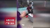 【广东】汕头公交车失控撞上在建房屋，乘客带行李跳窗逃生