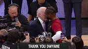 NBA赛场花絮：波波维奇将邓肯、吉诺比利、帕克球衣打包送给韦德