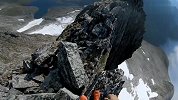 超刺激！大神无防护行走于悬崖峭壁 配上美景简直令人窒息