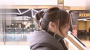 浙江一妙龄女子浴室里穿衣服 转头发现一名泳裤男子​​​​