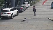 揪心！3岁男童躺路中玩耍被轿车两次碾过 仅皮肤擦伤无大碍
