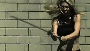 格斗-15年-紧身衣美少女武士刀表演 360度回旋劈帅出新境界-新闻