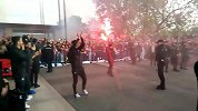 英超-1718赛季-就问你怕不怕？马竞球迷酒店门口为球队助威  燃放烟花+尽情高歌