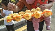 街头美食烤鹌鹑蛋，10元3串味道不错，大人小孩都喜欢吃