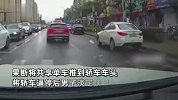 男子过马路遇轿车，直接扔出共享单车将轿车逼停，随后淡定推车走人