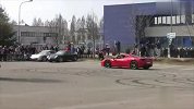 原地漂移烧胎比赛 法拉利458完胜兰博基尼