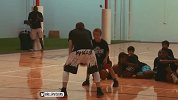 篮球-18年-去TM的篮球梦！教授跟小孩单挑毫不留情晃翻对手-专题