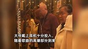 自带混响！大爷电梯里戴耳机高唱《孤勇者》，一旁小姐姐笑岔气