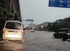 昆明大暴雨成为“看海”城市 多车被淹 积水最深处达到一米多