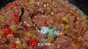 如果你炒的牛肉总是又老又柴，你就像我这样呀，鲜嫩可口好吃极了