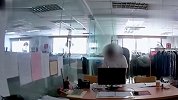 同事往茶杯投毒 监控拍下的画面细思极恐