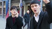 可爱！巴萨球迷欢迎托迪博加盟 这两位是中国球迷吗？