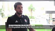 伊朗锋霸与球迷互动：偶像是C罗 身披伊朗战袍是无上荣光
