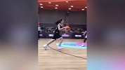 赛场女乔丹 妹子球场这波操作男的都不一定打得过