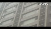 （pp拍客）高楼着火 男子窗外徒手攀爬逃
