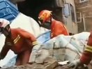 农村自建房发生垮塌 目前7人被困 消防人员正在救援中