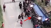 现场！西安一小区住户着火，私家车堵消防通道被居民合力掀翻