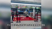 疑因错过航班耽误孩子考公，女子坐地哭喊还下跪磕头，机场回应