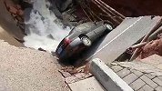 湘潭汽车东站门口地面塌陷！疑因水管爆裂所致 一辆小车掉入其中