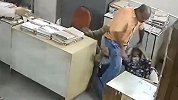 印度一政府职员被提醒戴口罩后 竟将残疾女同事摁在地上暴打