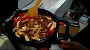 懒人们的幸福料理-20131025-电饼铛杏鲍菇红椒炒肉